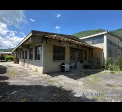 Magazzino con area esterna di pertinenza