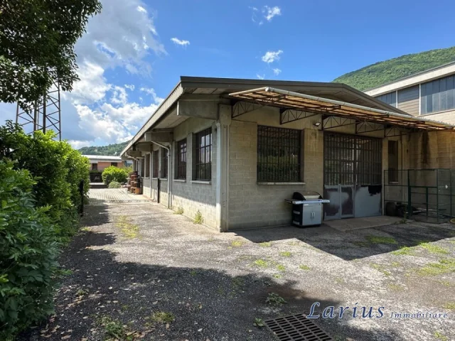 Appartamenti in Vendita - Magazzino con area esterna di pertinenza