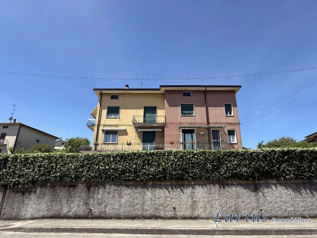 Appartamenti in Vendita - Appartamento di tre locali con cantina e posto auto