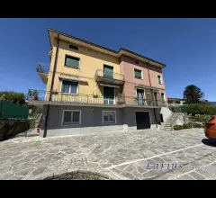 Appartamenti in Vendita - Appartamento di tre locali con cantina e posto auto
