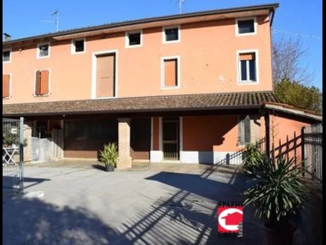 Appartamenti in Vendita - Cascina adiacente al paese