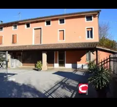 Cascina adiacente al paese