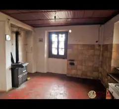Appartamenti in Vendita - A348 rustico con terreno