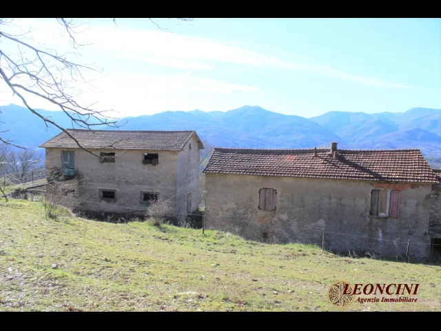 P122 casale con terreno cintato