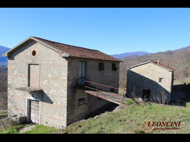 Appartamenti in Vendita - P122 casale con terreno cintato