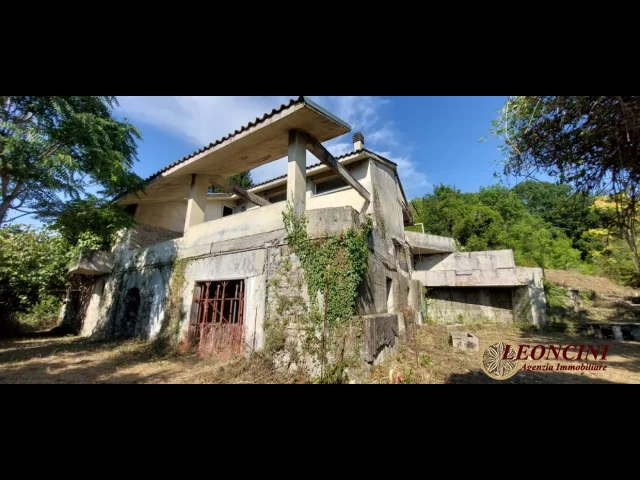 P109 casale con terreno e sorgente