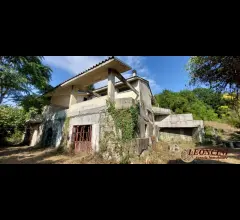 Appartamenti in Vendita - P109 casale con terreno e sorgente