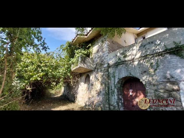 Appartamenti in Vendita - P109 casale con terreno e sorgente