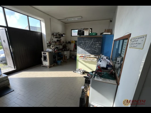 Appartamenti in Vendita - C002 capannone artigianale commerciale con appartamento