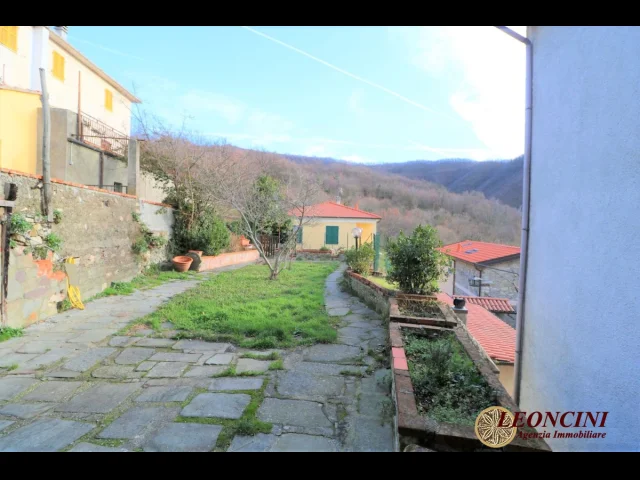 A393 rustico in centro storico con giardino