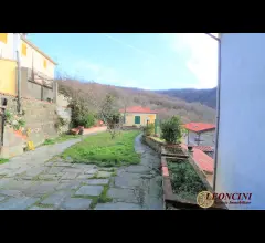Appartamenti in Vendita - A393 rustico in centro storico con giardino