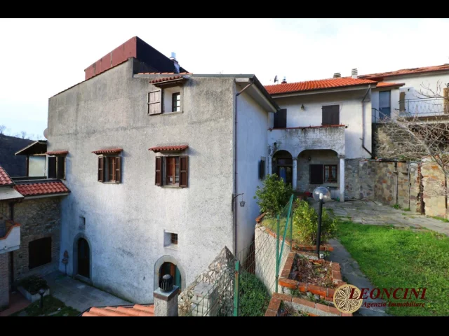 Appartamenti in Vendita - A393 rustico in centro storico con giardino