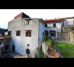 Appartamenti in Vendita - A393 rustico in centro storico con giardino
