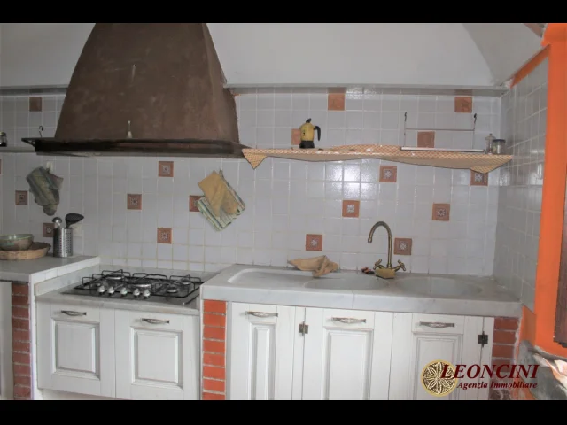 Appartamenti in Vendita - A393 rustico in centro storico con giardino
