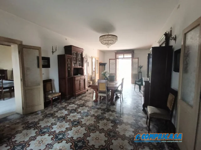 Palazzo con terreno