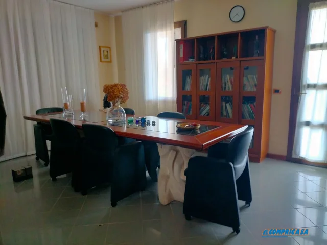 Appartamenti in Vendita - Villa con capannone