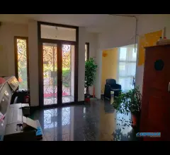 Appartamenti in Vendita - Villa con capannone