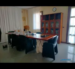Appartamenti in Vendita - Villa con capannone