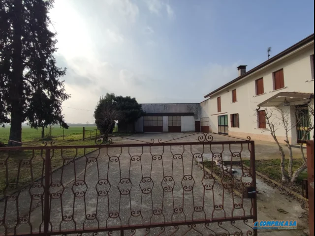 Appartamenti in Vendita - Rustico con terreno