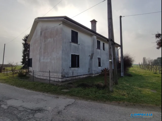 Appartamenti in Vendita - Rustico con terreno