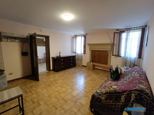 Appartamenti in Vendita - Appartamento al piano terra con giardino