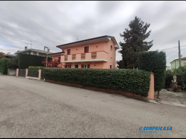 Appartamenti in Vendita - Villa con giardino