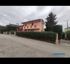 Appartamenti in Vendita - Villa con giardino