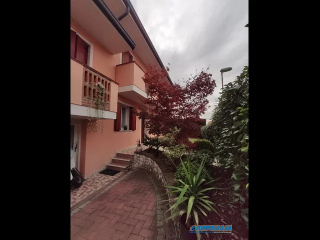 Appartamenti in Vendita - Villa con giardino