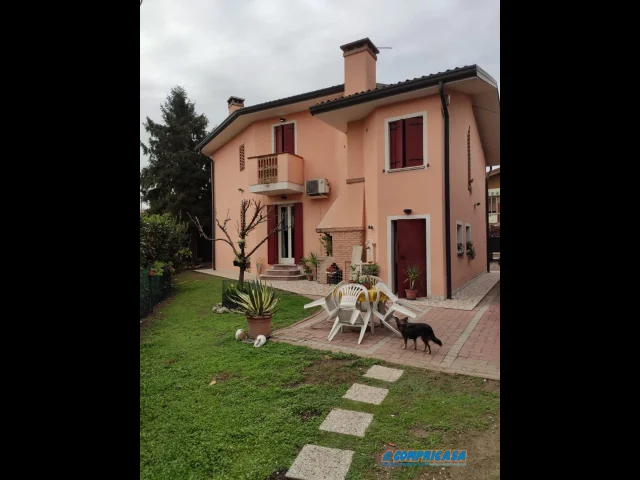 Appartamenti in Vendita - Villa con giardino