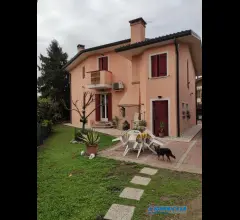 Appartamenti in Vendita - Villa con giardino