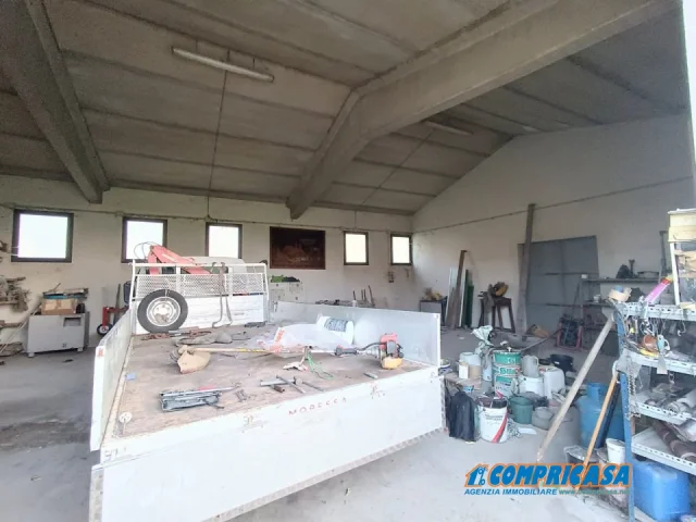 Appartamenti in Vendita - Capannone agricolo con terreno