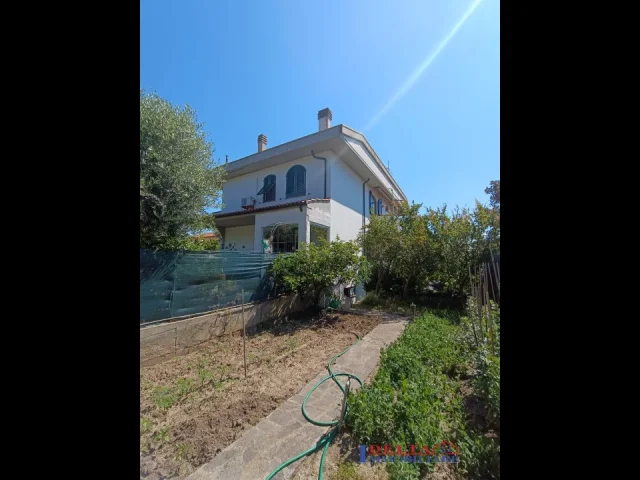 Indipendente in villa trifamiliare giadino e garage