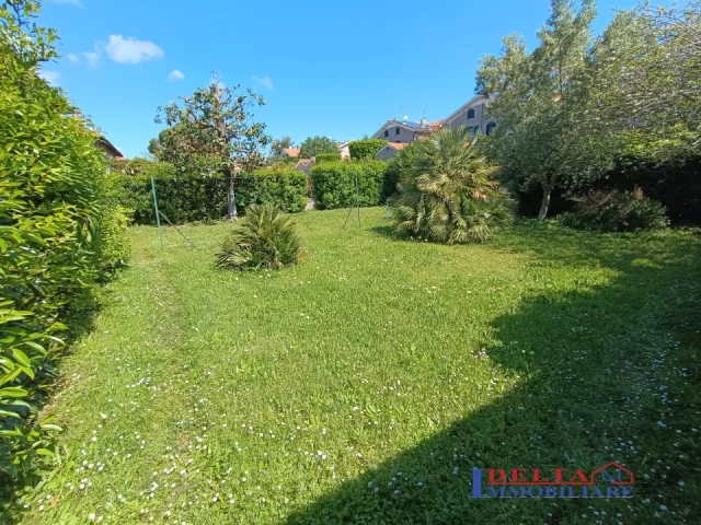 Vendesi in quafrifamiliare, appartamento con grande giardino