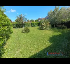 Appartamenti in Vendita - Vendesi in quafrifamiliare, appartamento con grande giardino