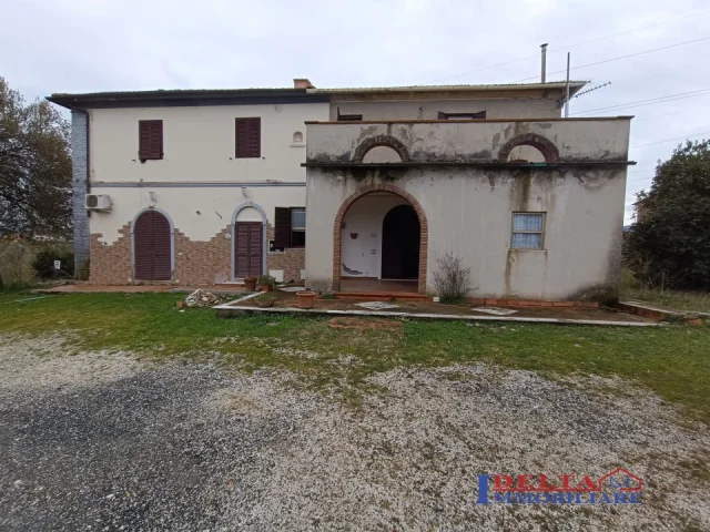 Porzione di rustico con annessi e terreno agricolo
