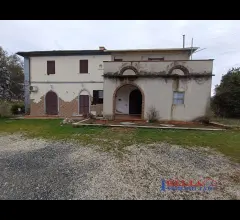 Appartamenti in Vendita - Porzione di rustico  con annessi e terreno agricolo