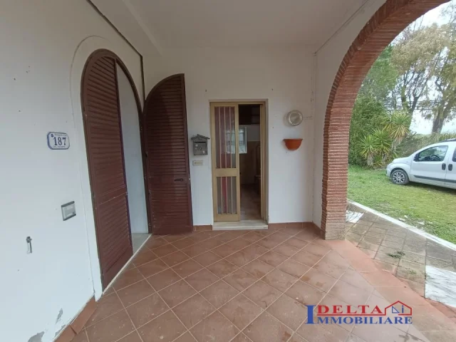 Appartamenti in Vendita - Porzione di rustico  con annessi e terreno agricolo