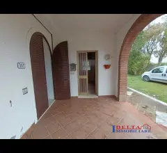 Appartamenti in Vendita - Porzione di rustico  con annessi e terreno agricolo