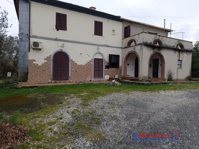 Appartamenti in Vendita - Porzione di rustico  con annessi e terreno agricolo