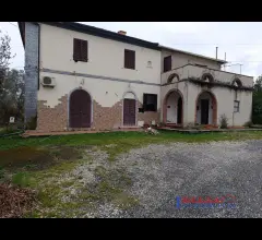 Appartamenti in Vendita - Porzione di rustico  con annessi e terreno agricolo