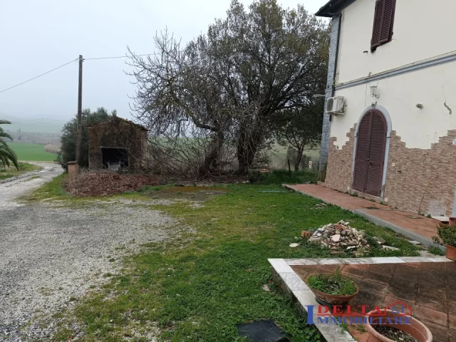 Appartamenti in Vendita - Porzione di rustico  con annessi e terreno agricolo