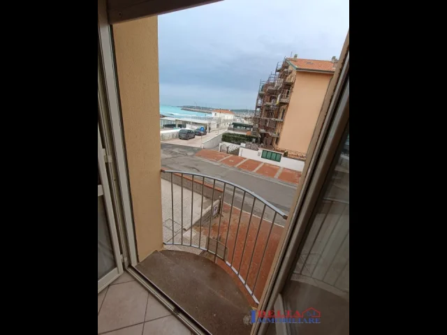 Appartamenti in Vendita - Grazioso bilocale - frontemare !!!! -