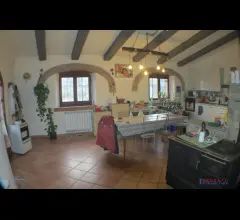 Appartamenti in Vendita - Rustico ristrutturato con terreno