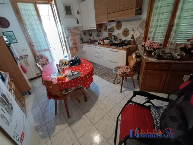 Appartamenti in Vendita - Appartamento indipend. con corte e p.auto