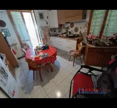 Appartamenti in Vendita - Appartamento indipend. con corte e p.auto