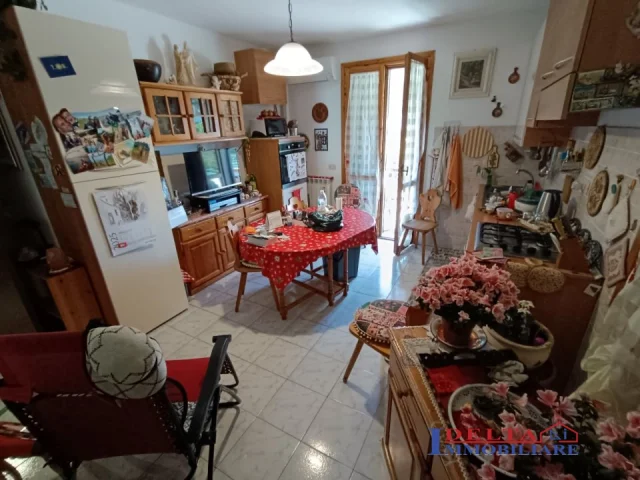 Appartamenti in Vendita - Appartamento indipend. con corte e p.auto