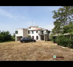 Appartamenti in Vendita - Casolare bifamiliare con terreno