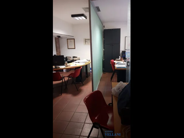 Appartamenti in Vendita - Affittasi negozio in centro storico