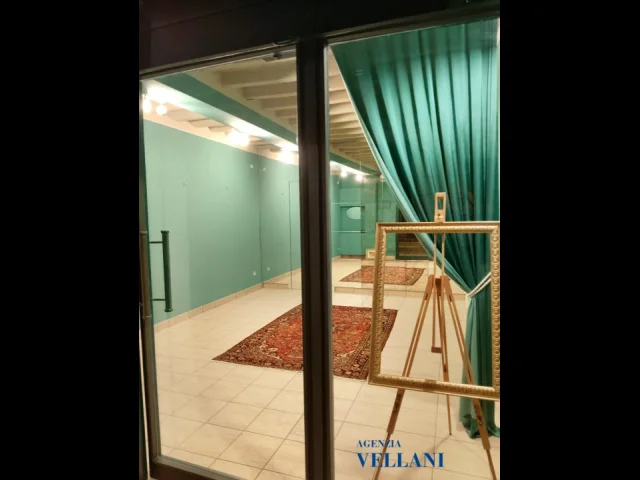 Appartamenti in Vendita - Affittasi negozio in centro storico a carpi