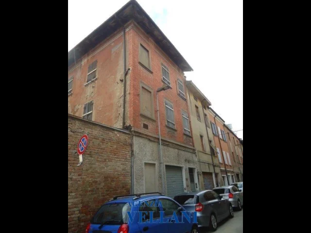 Vendesi terracielo da ristrutturare in centro storico